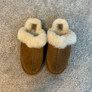 Chestnut brown platform UGG slippers size 8 women’s Disquette